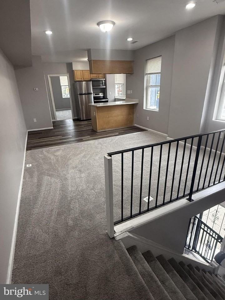 2643 E Madison St Apt B #B - Photo 3 of 4