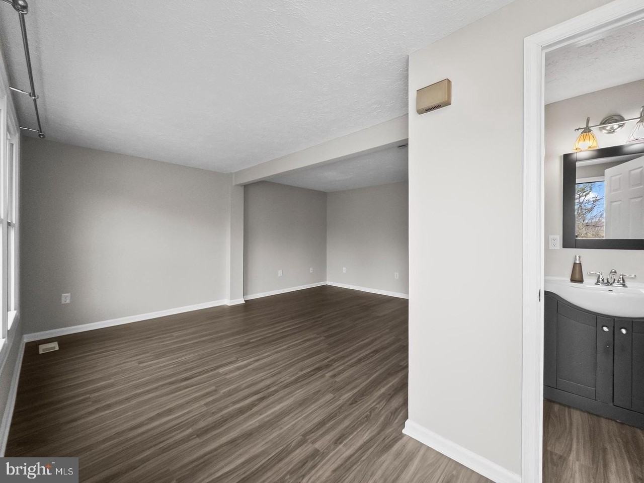 10110 Shelldrake Cir - Photo 3 of 34