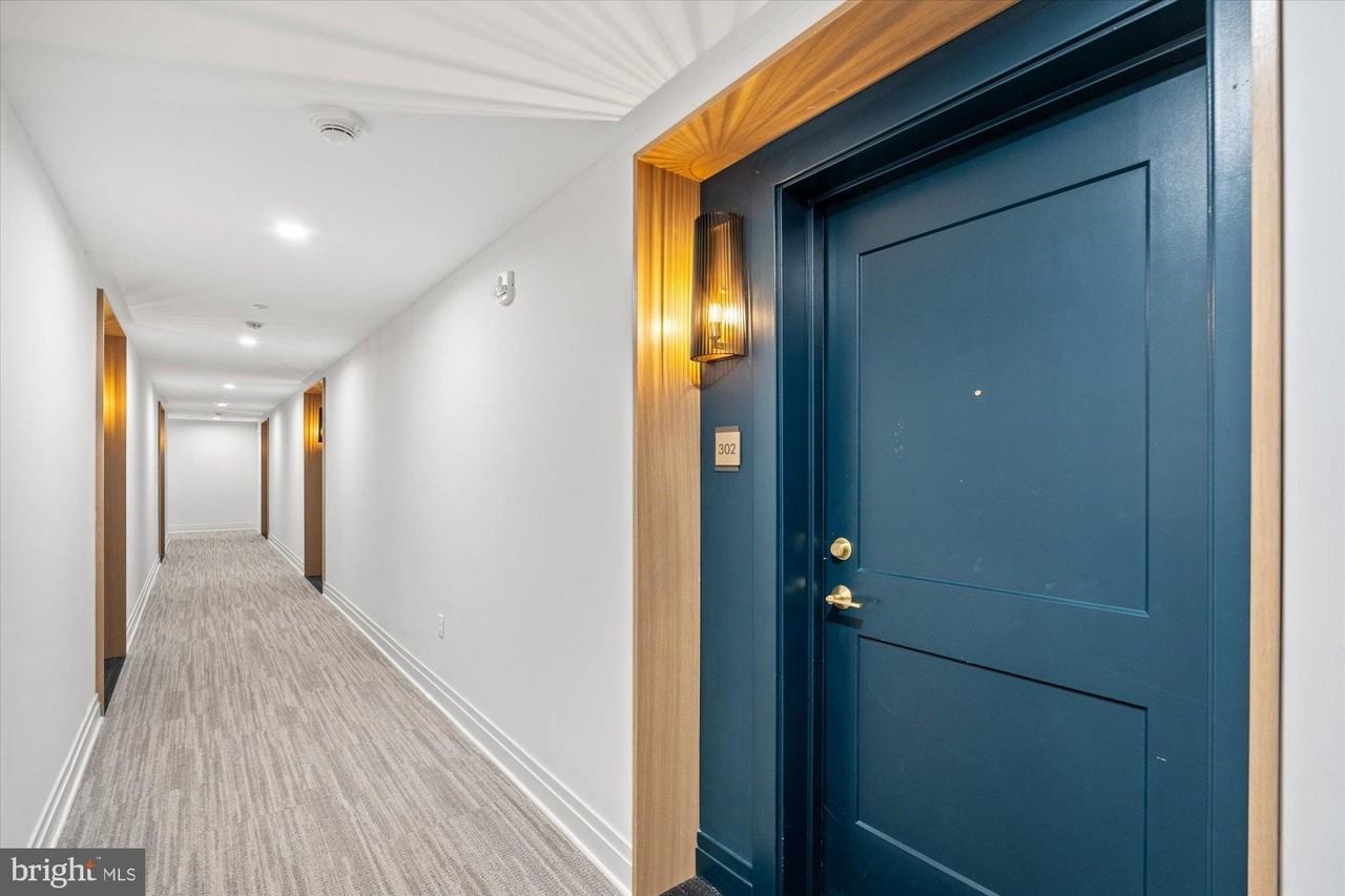 811 N Columbus St Unit 302 #302 - Photo 3 of 50