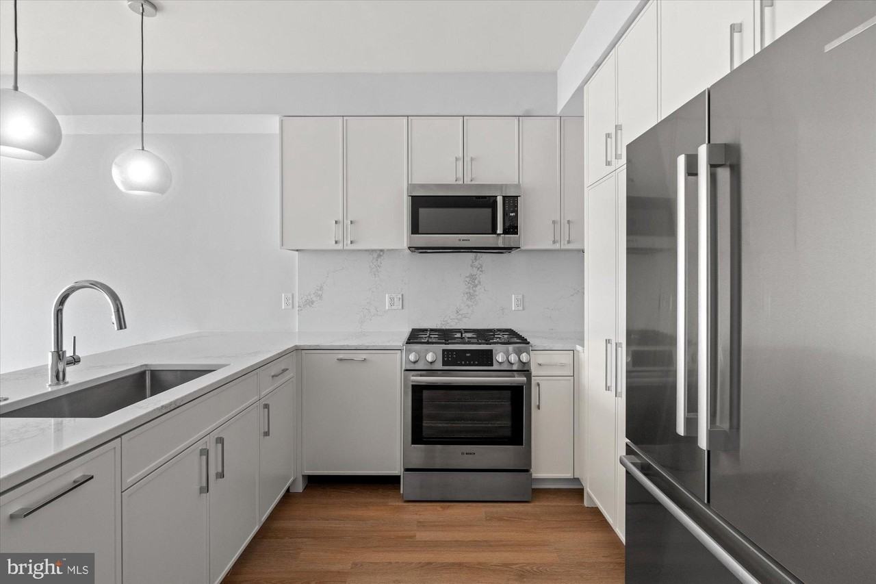 811 N Columbus St Unit 302 #302 - Photo 4 of 50