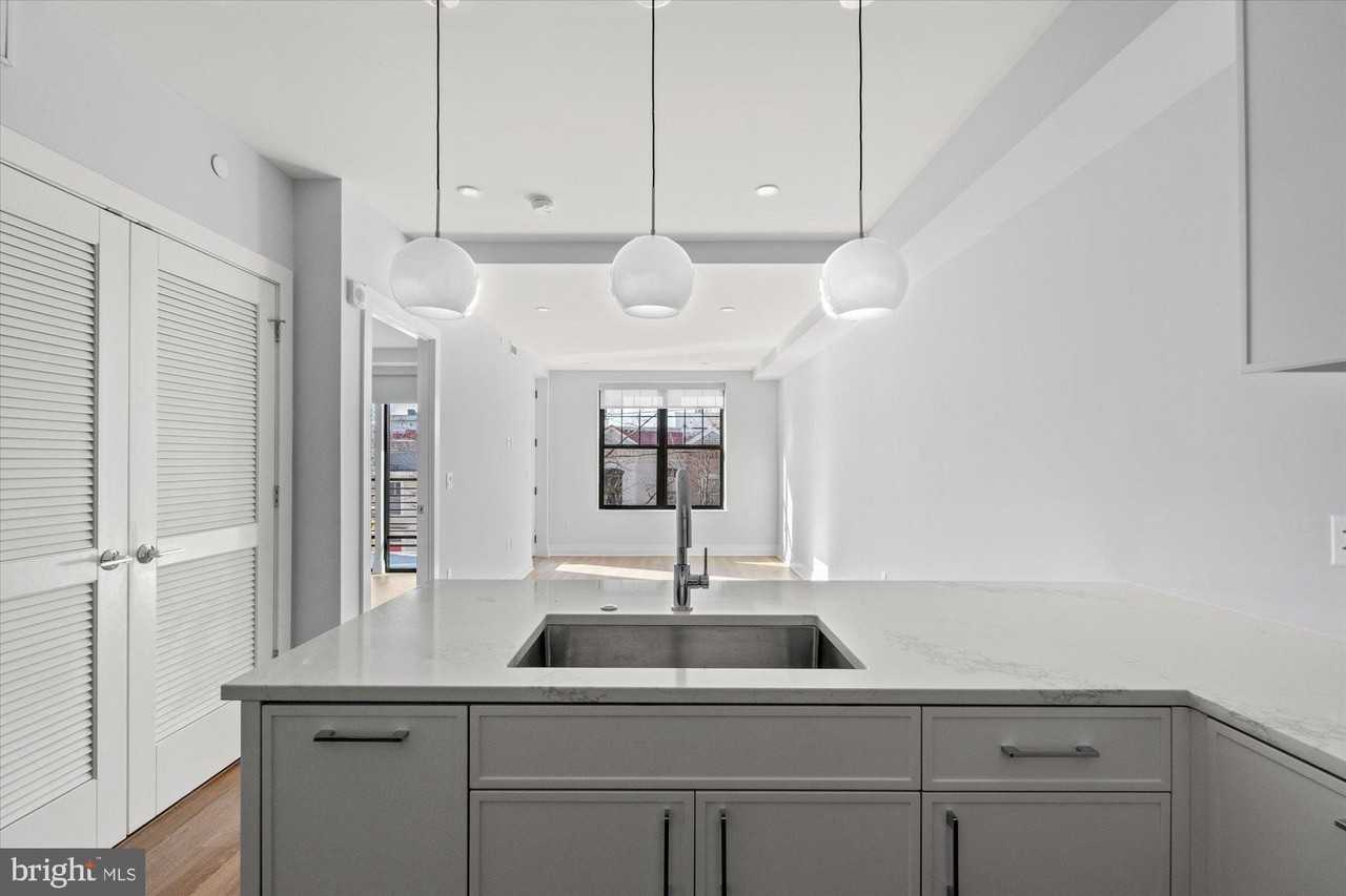 811 N Columbus St Unit 302 #302 - Photo 7 of 50