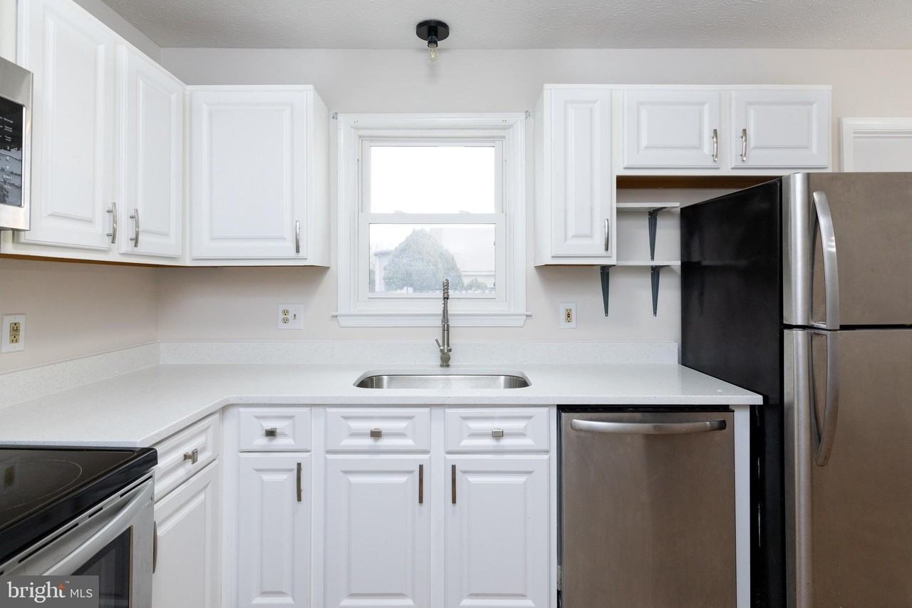 26 Jackson Ave Apt A - Photo 3 of 20