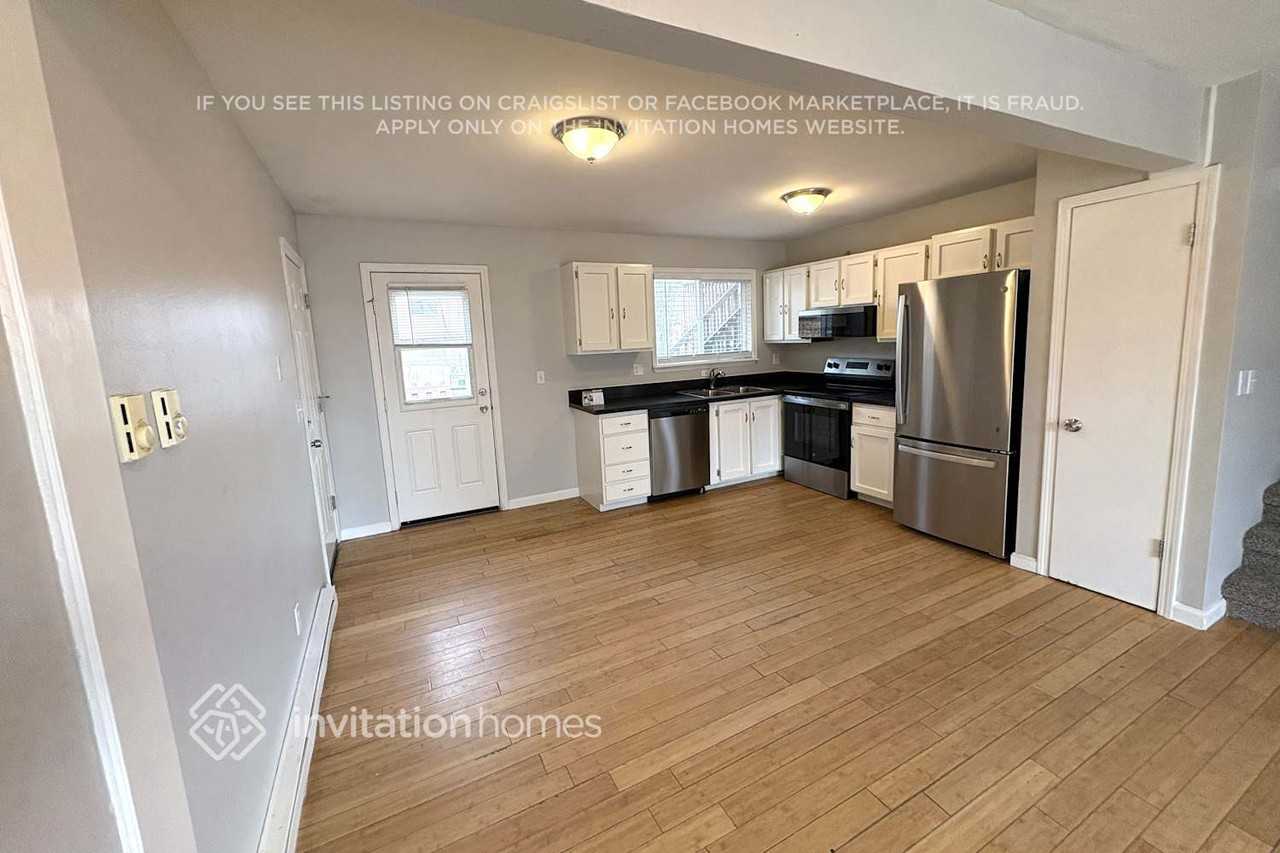 9870 Steele St - Photo 6 of 20