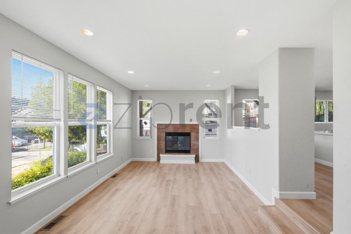 2124 E 20th St - Photo 4 of 25