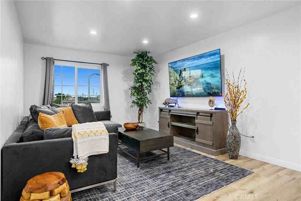 329 E Lanzit Ave - Photo 7 of 39