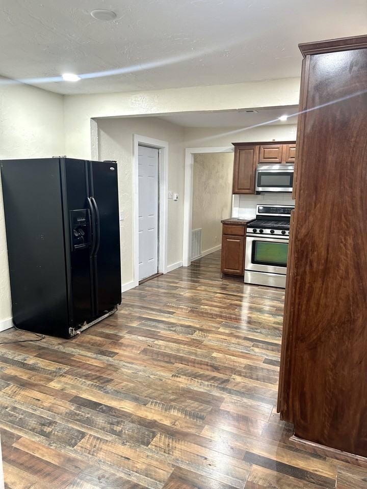 1307 B St Se #1 - Photo 3 of 14