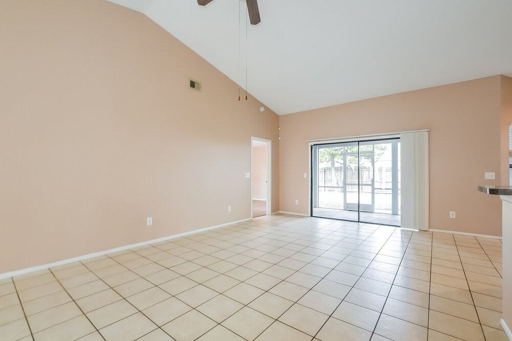 1501 Woodfield Oaks Dr - Photo 3 of 16