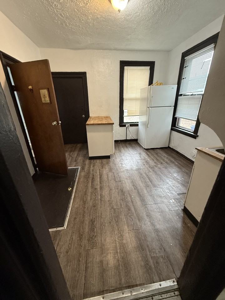 1423 E 33rd St #1 - Photo 2 of 9