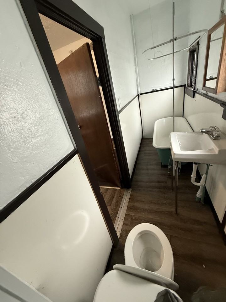 1423 E 33rd St #1 - Photo 3 of 9