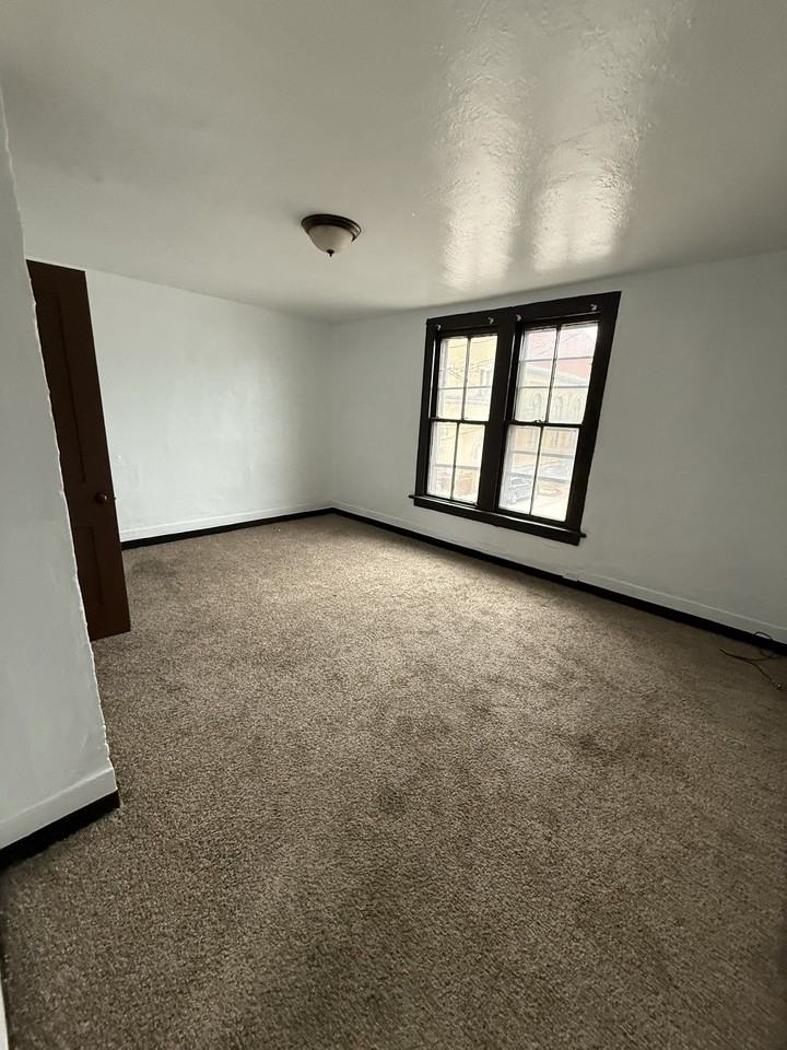 1423 E 33rd St #1 - Photo 4 of 9