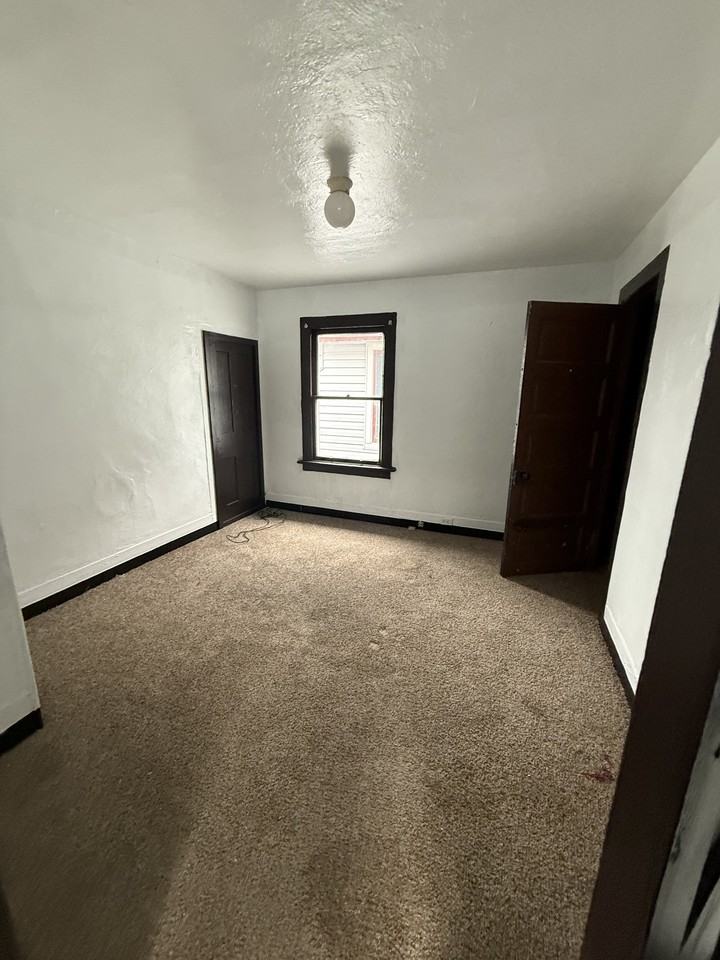 1423 E 33rd St #1 - Photo 6 of 9