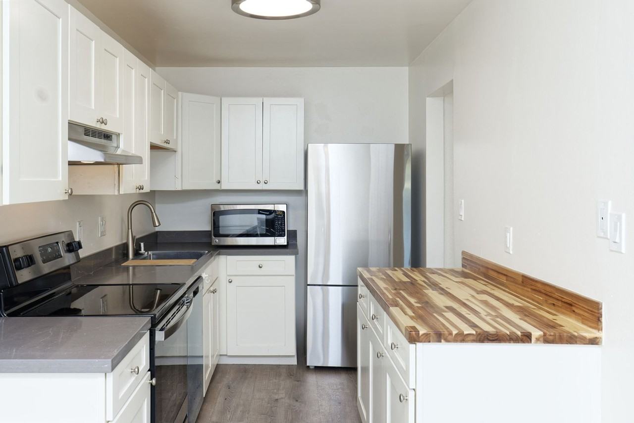 Shoreline 1841 Apartment Homes - Photo 2 of 20