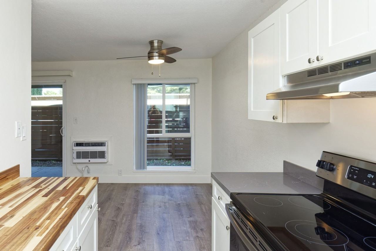 Shoreline 1841 Apartment Homes - Photo 3 of 20