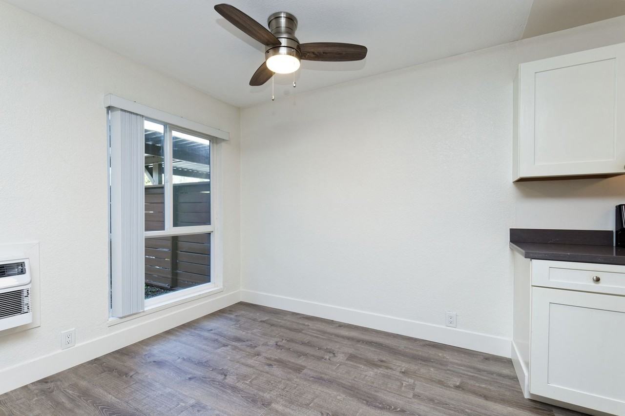 Shoreline 1841 Apartment Homes - Photo 5 of 20