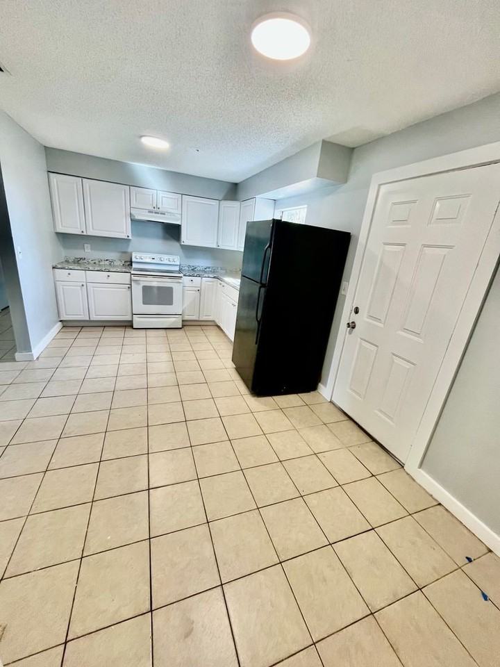 39500 Lincoln Ave - Photo 2 of 8