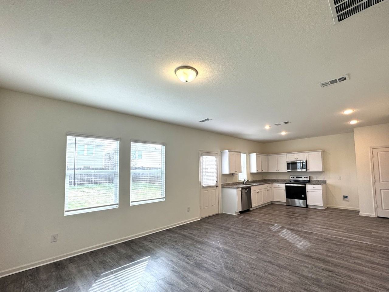1911 Chapel Hill Rd - Photo 2 of 18