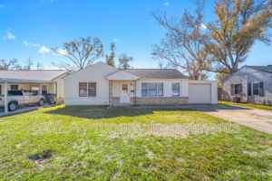 featured image of 1600 E School St