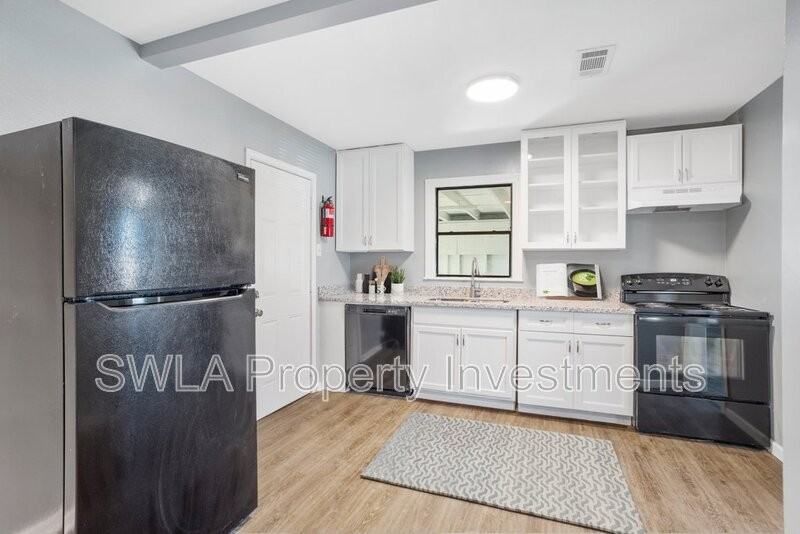 1600 E School St - Photo 4 of 10