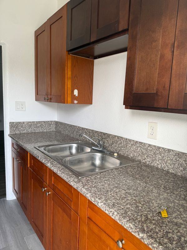 910 S Marengo Ave - Photo 5 of 6