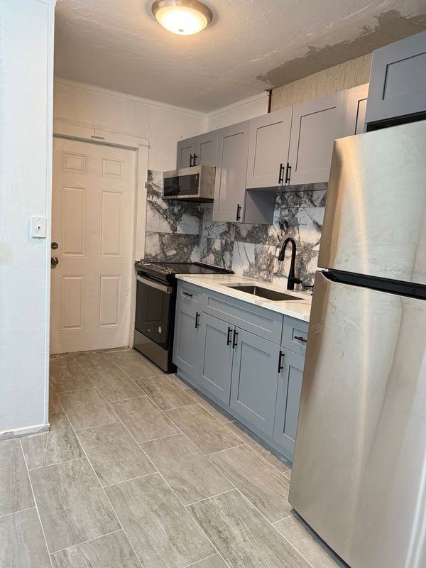 716 W 5th St - Photo 4 of 7