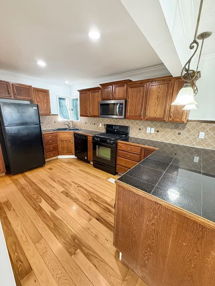 1927 W 41st St - Photo 3 of 14