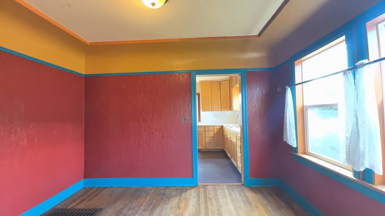 1252 Grant St - Photo 4 of 15