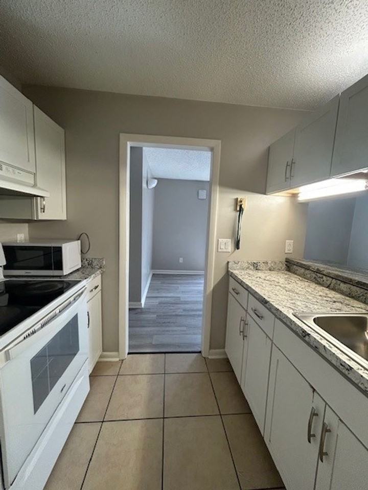 9505 University Terrace Dr - Photo 7 of 16
