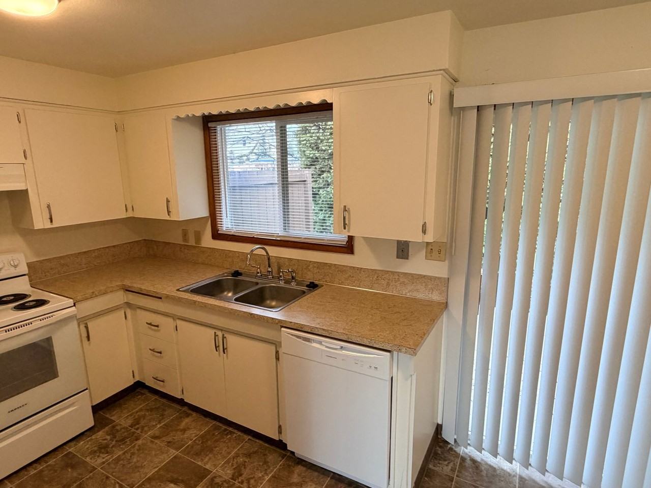 4007 Iberis St Ne - Photo 6 of 11