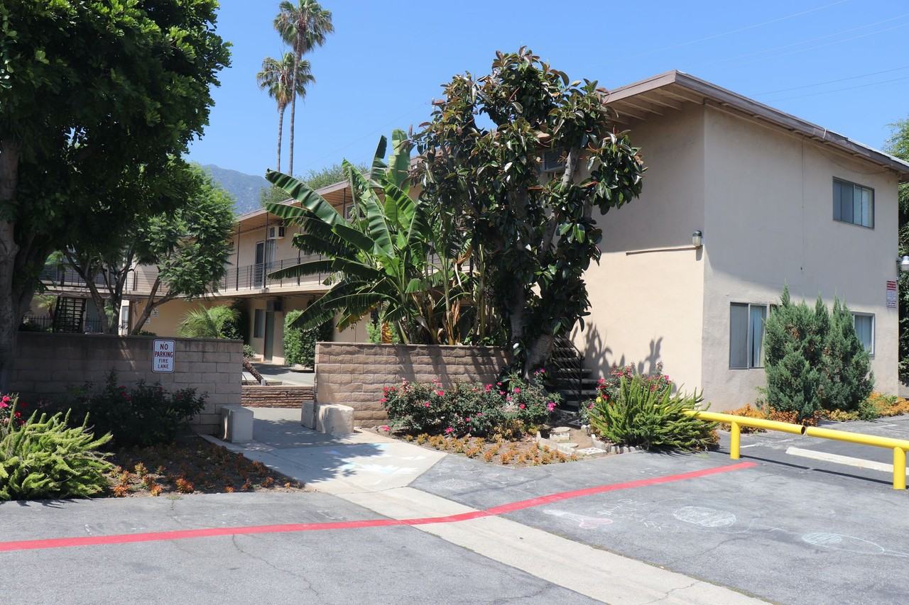 STUNNING APARTMENT IN A GREAT LOCATION! - Photo 2 of 50