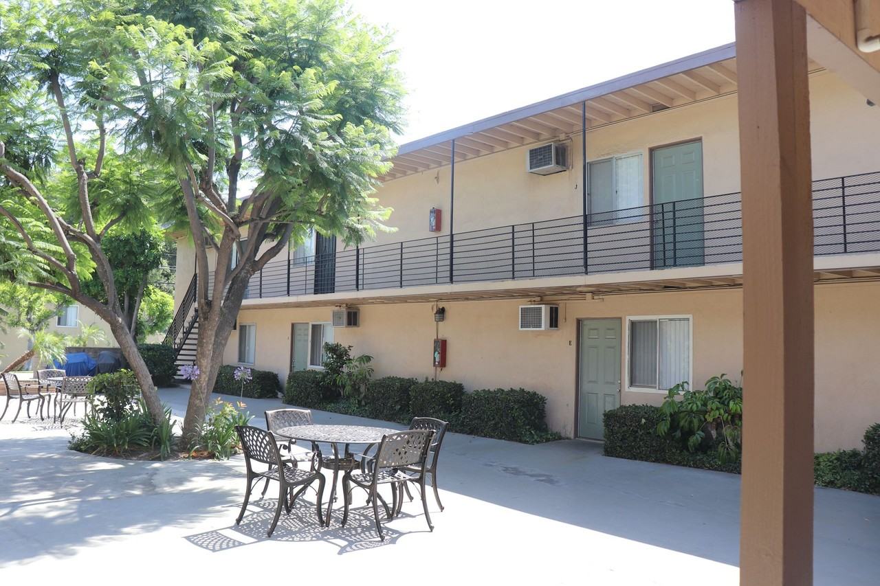 STUNNING APARTMENT IN A GREAT LOCATION! - Photo 4 of 50