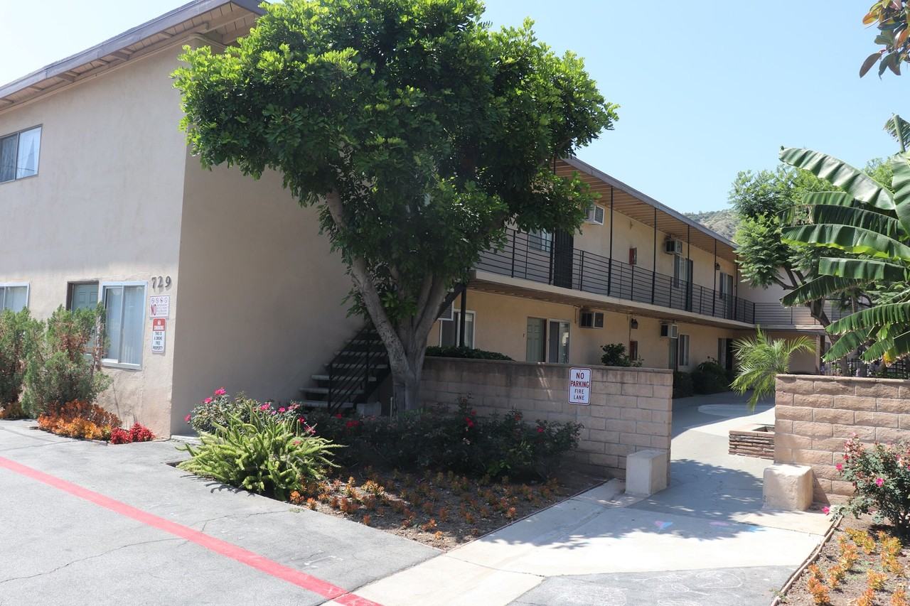 STUNNING APARTMENT IN A GREAT LOCATION! - Photo 5 of 50