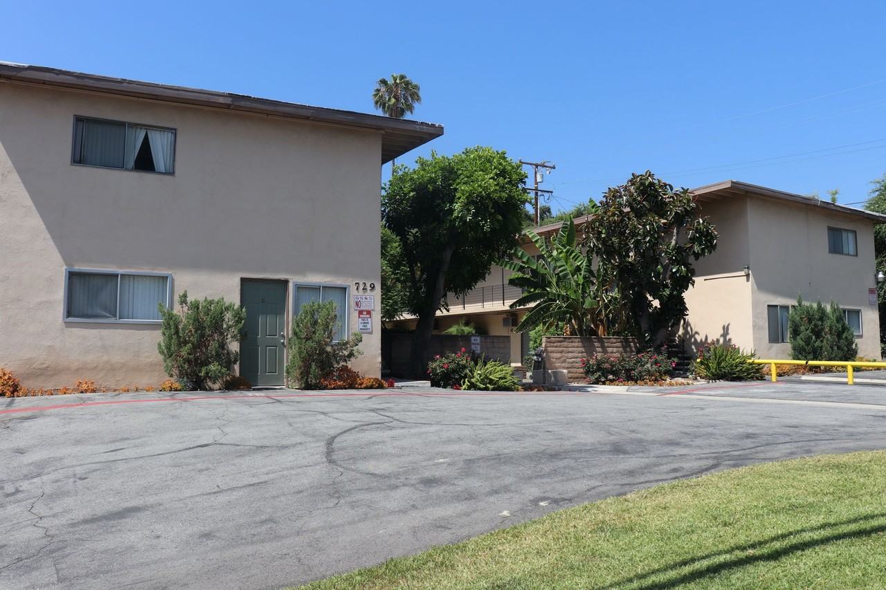 STUNNING APARTMENT IN A GREAT LOCATION! - Photo 6 of 50