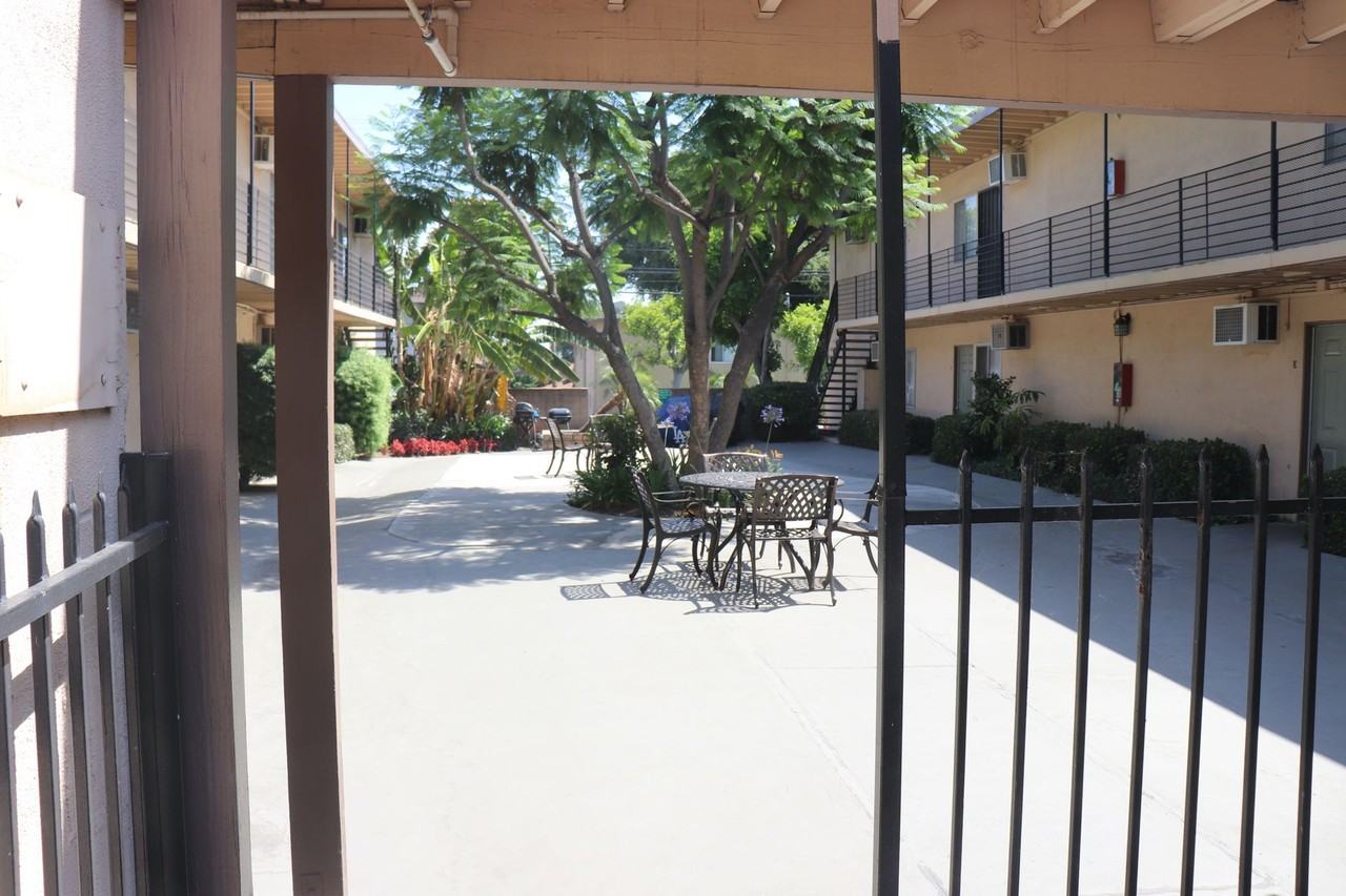 STUNNING APARTMENT IN A GREAT LOCATION! - Photo 7 of 50