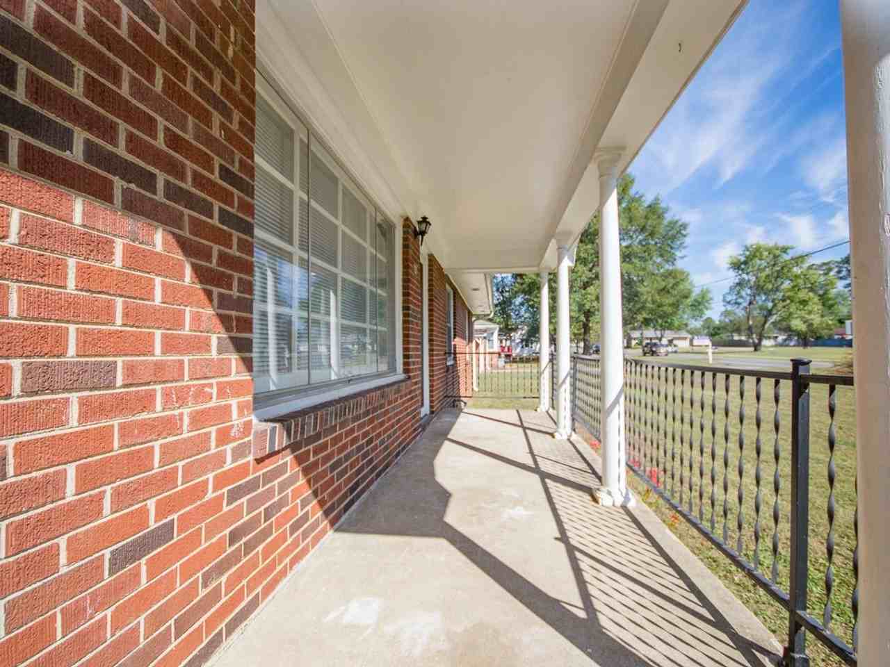 707 Hine St N - Photo 3 of 22