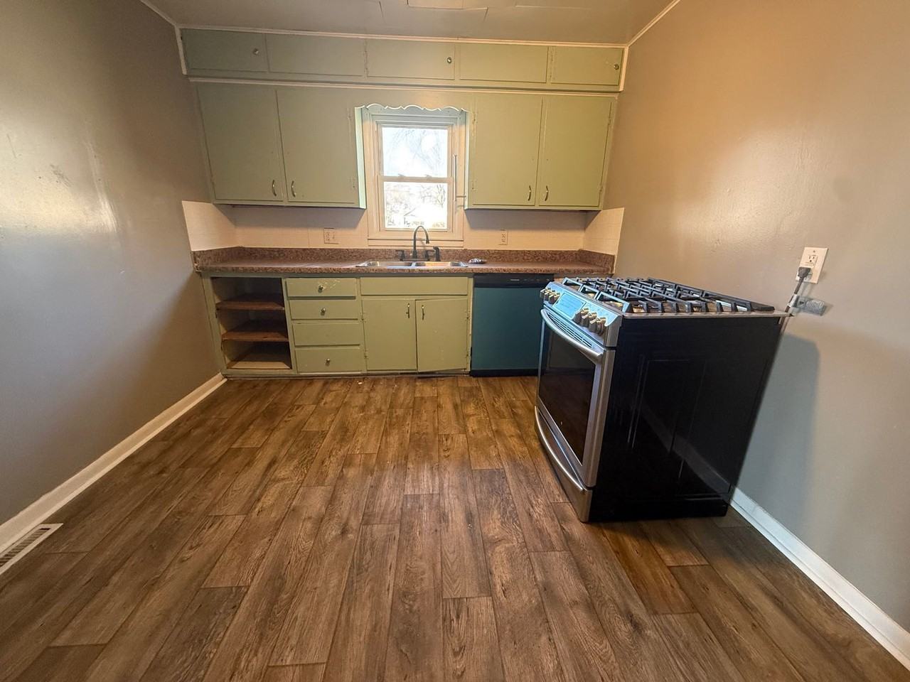 524 N Mahn Ave - Photo 5 of 12