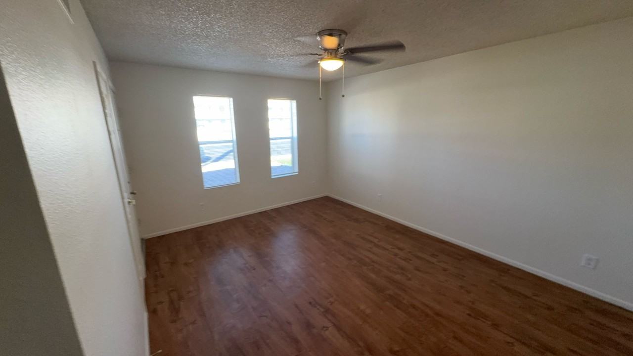 1321 E Jensen St - Photo 3 of 10