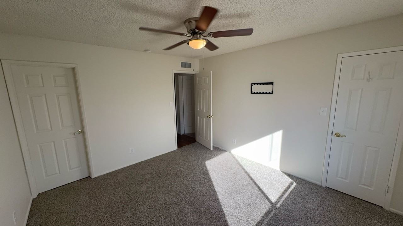 1321 E Jensen St - Photo 5 of 10