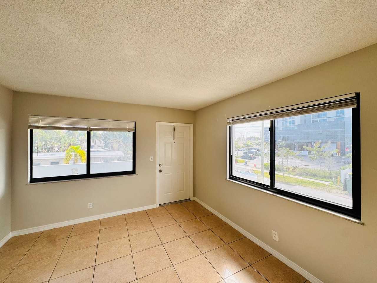 501 Se 23rd St #6 - Photo 2 of 5