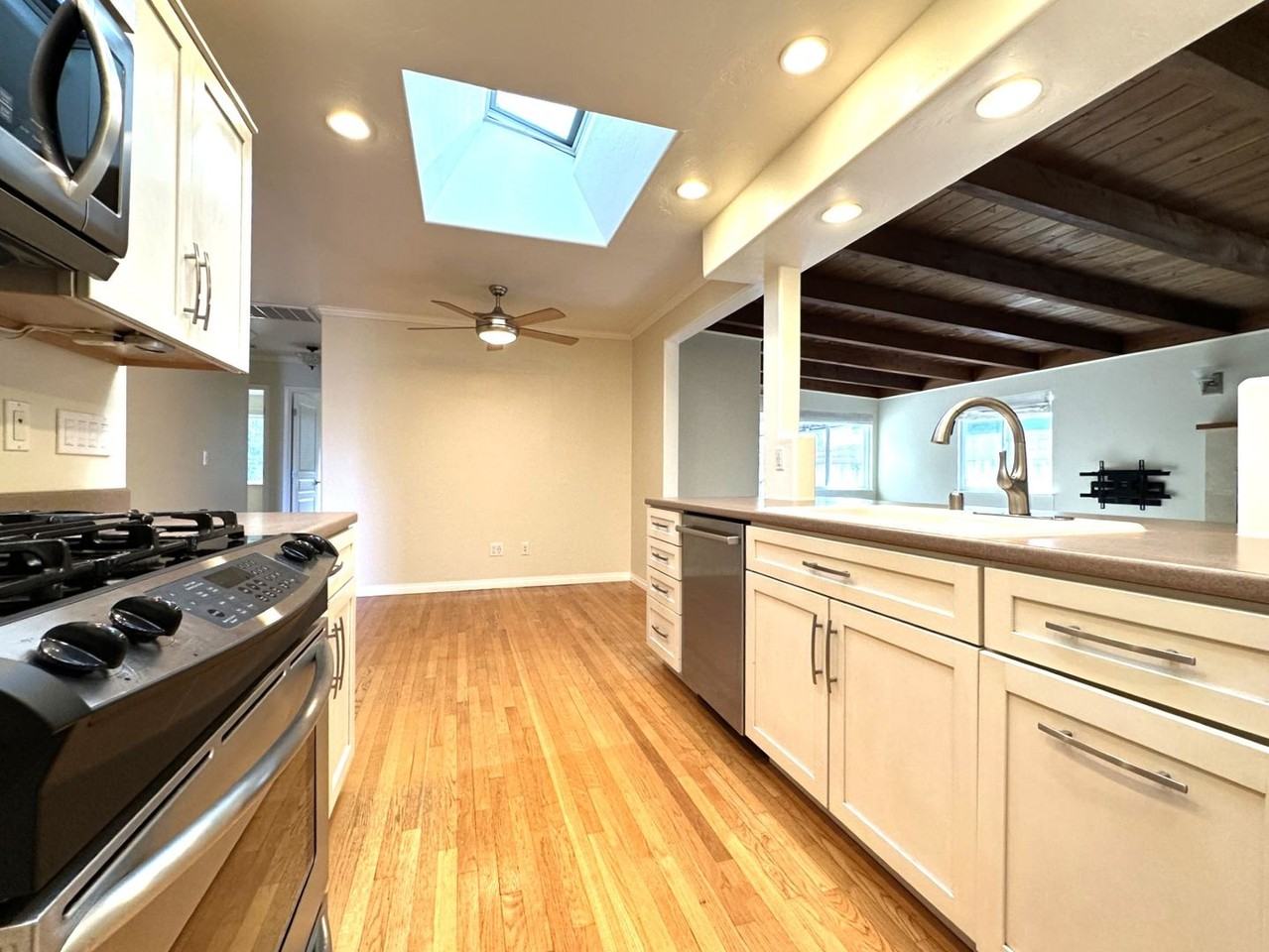 3553 Armstrong St - Photo 2 of 19