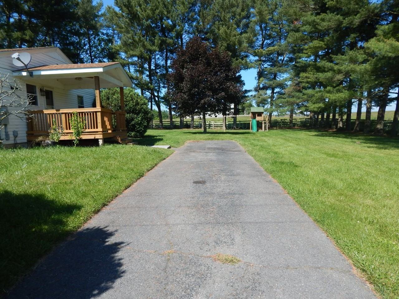 300 Monticello Ln - Photo 4 of 29