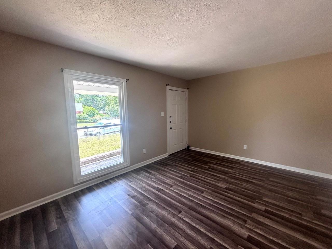 5523 Livingston Dr - Photo 2 of 21