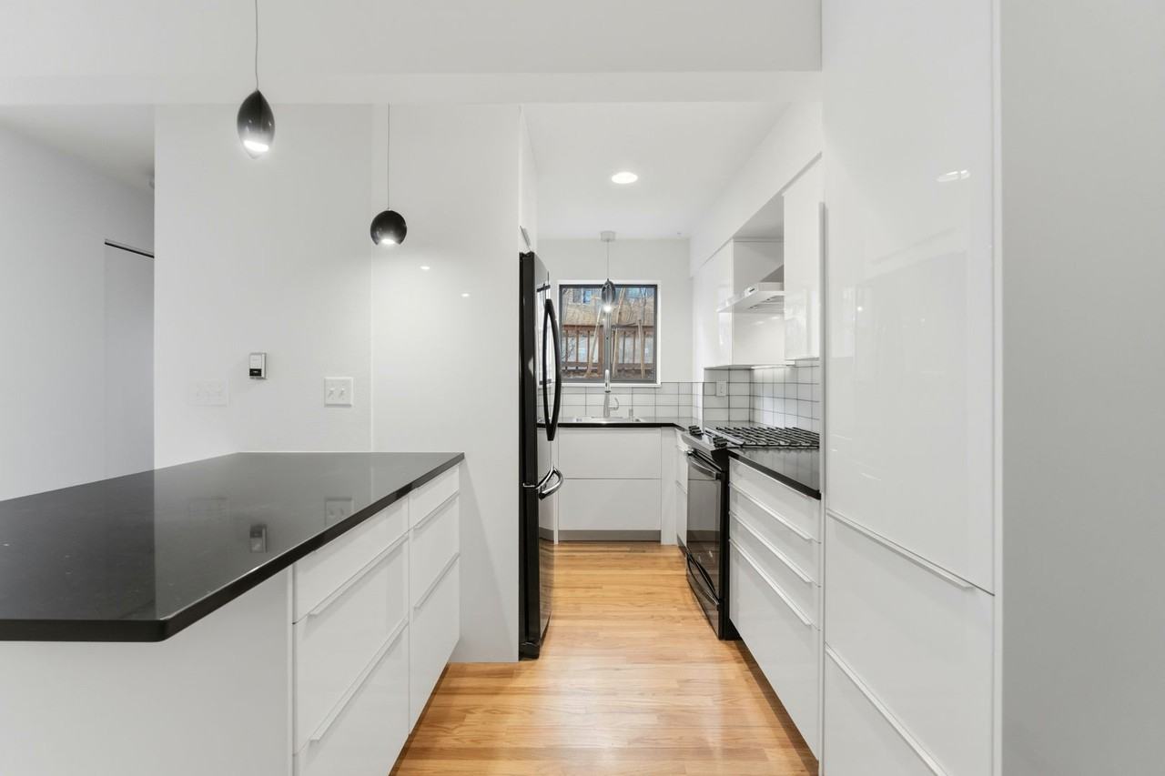 250 Spruce St - Photo 3 of 27