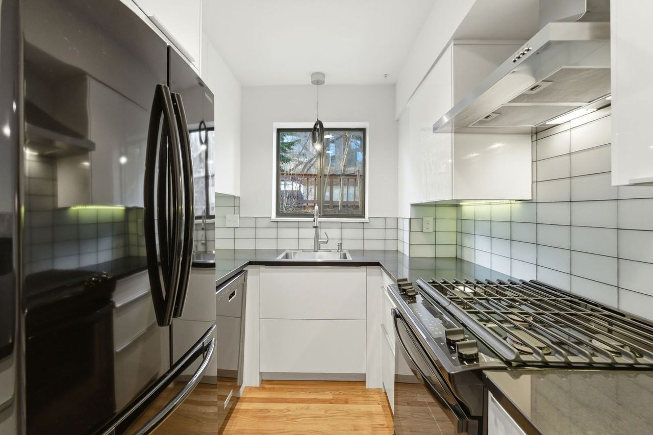 250 Spruce St - Photo 5 of 27