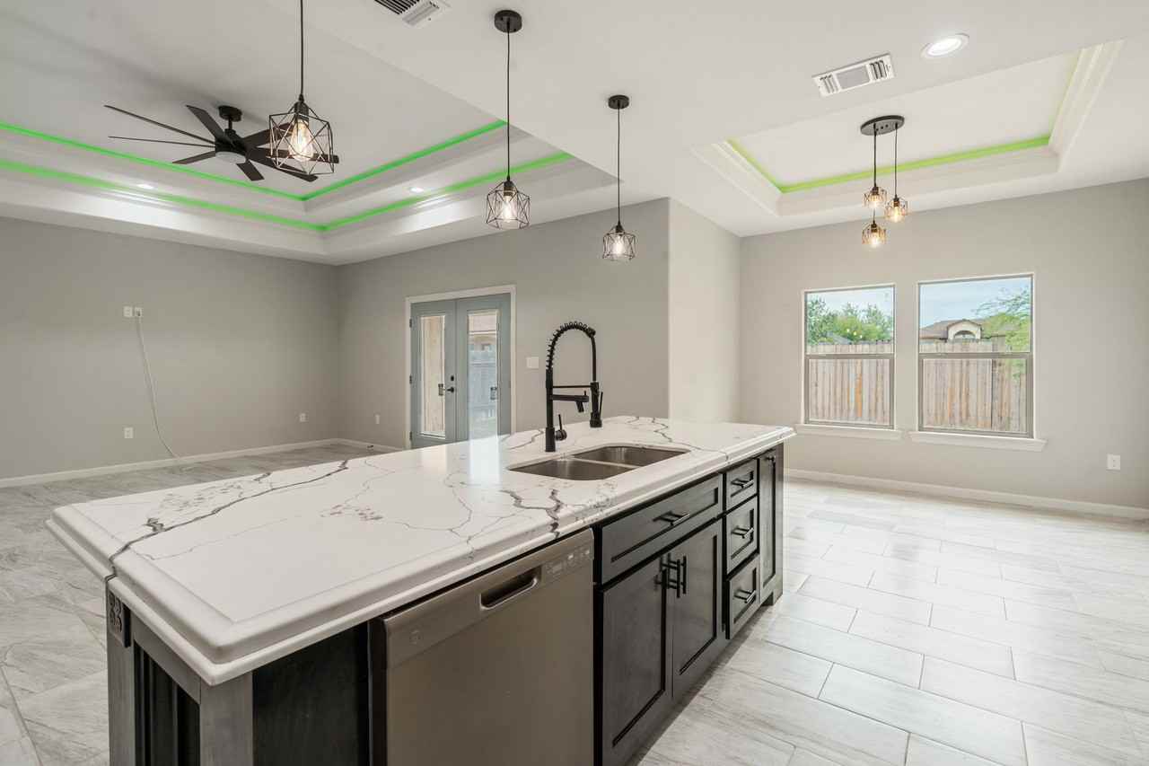 203 Javier Dr - Photo 7 of 46