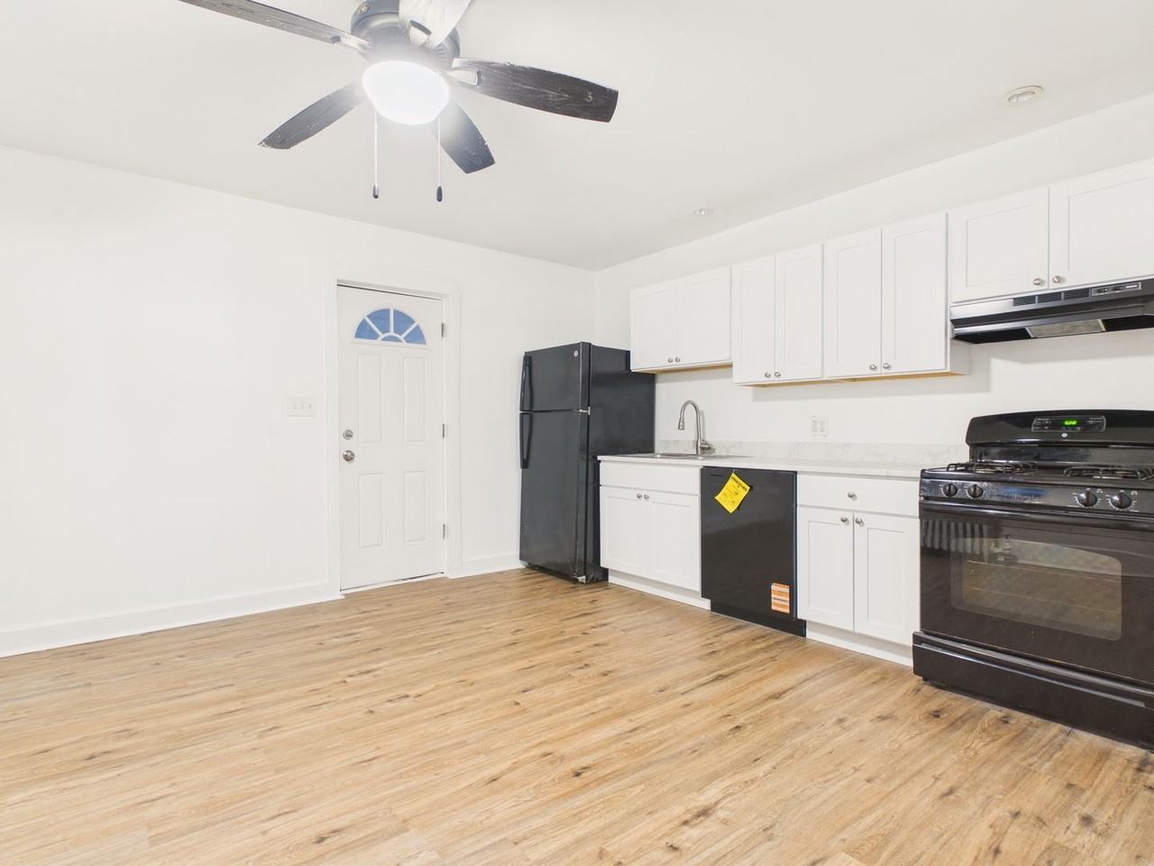 2427 Penn St - Photo 3 of 14