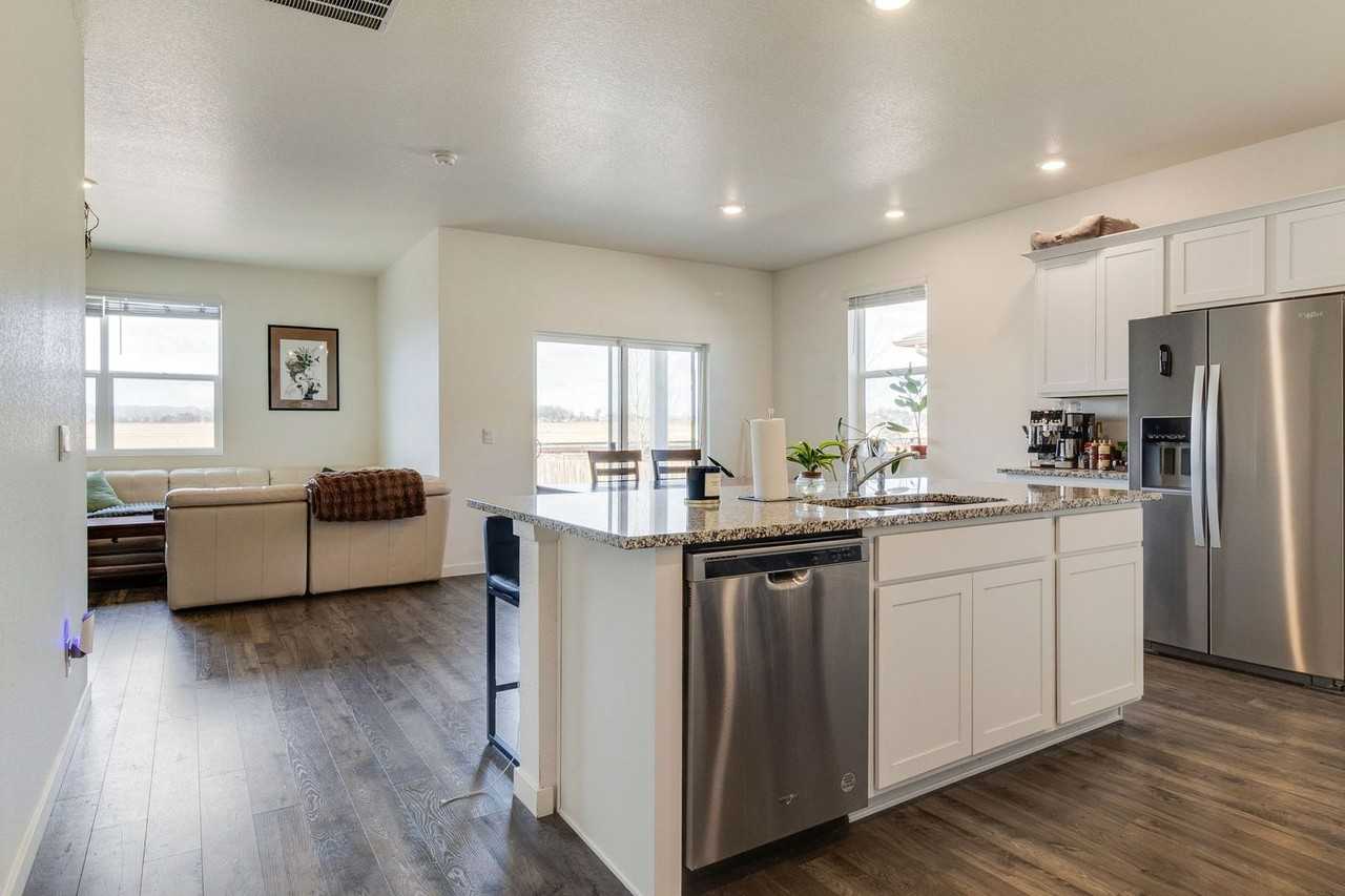 6449 Cranesbill St - Photo 7 of 22