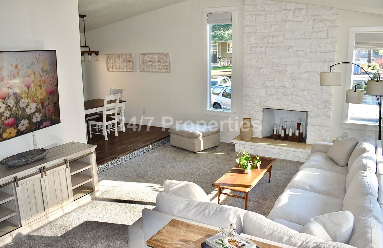 6715 Parkway Dr - Photo 2 of 13