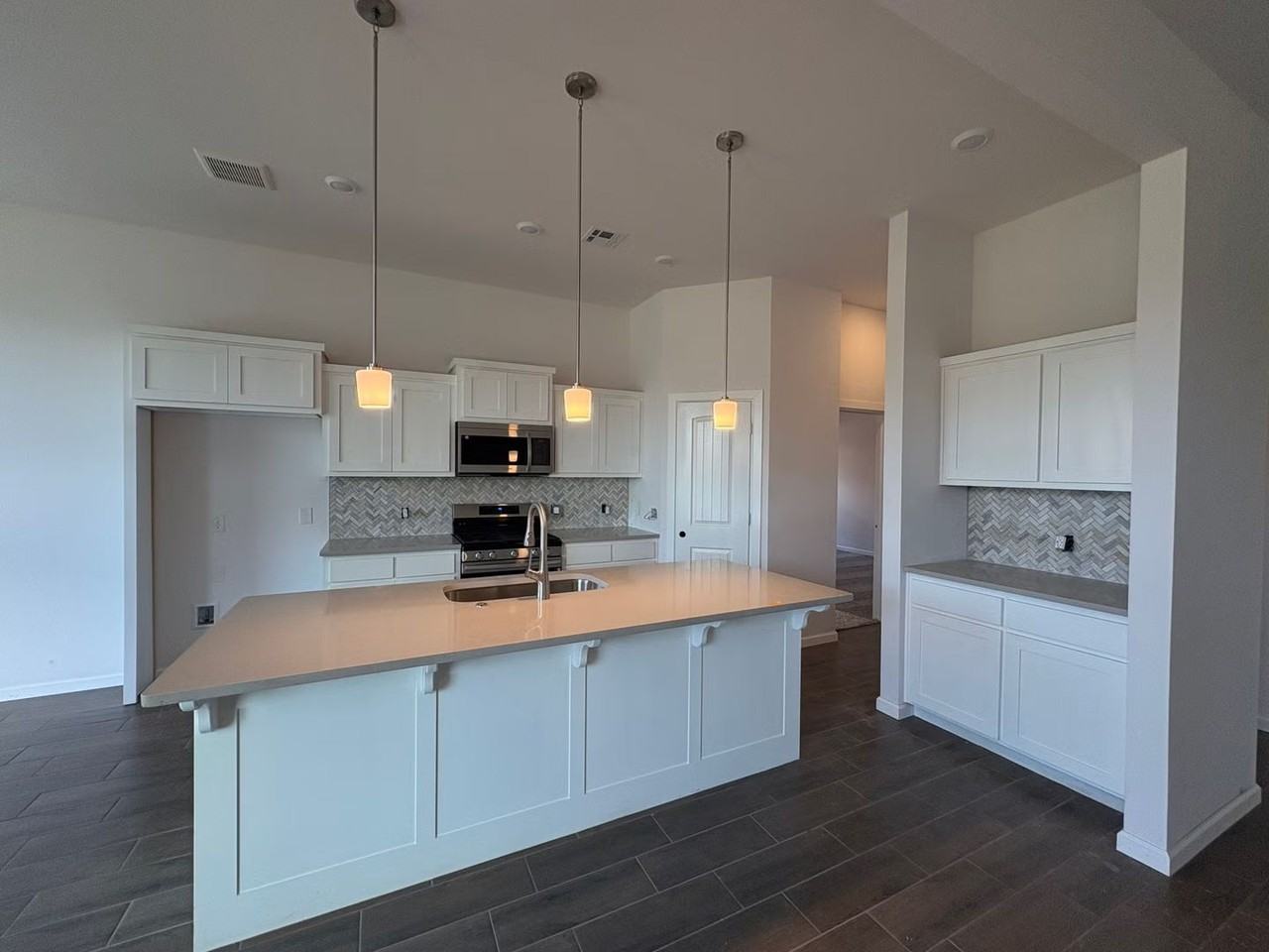 8613 Nw 76th St - Photo 4 of 6