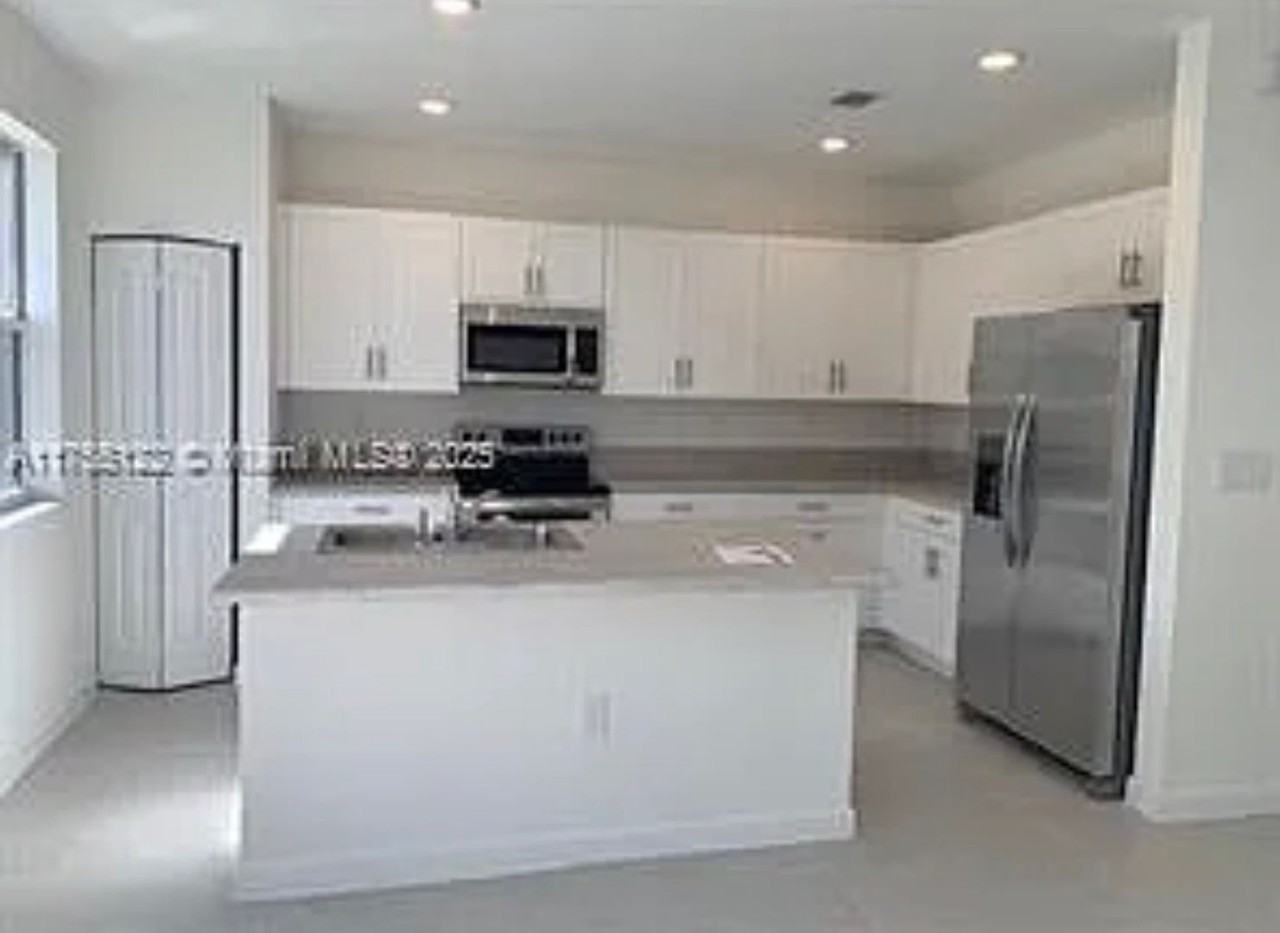 2605 Se 11th Ct - Photo 3 of 21