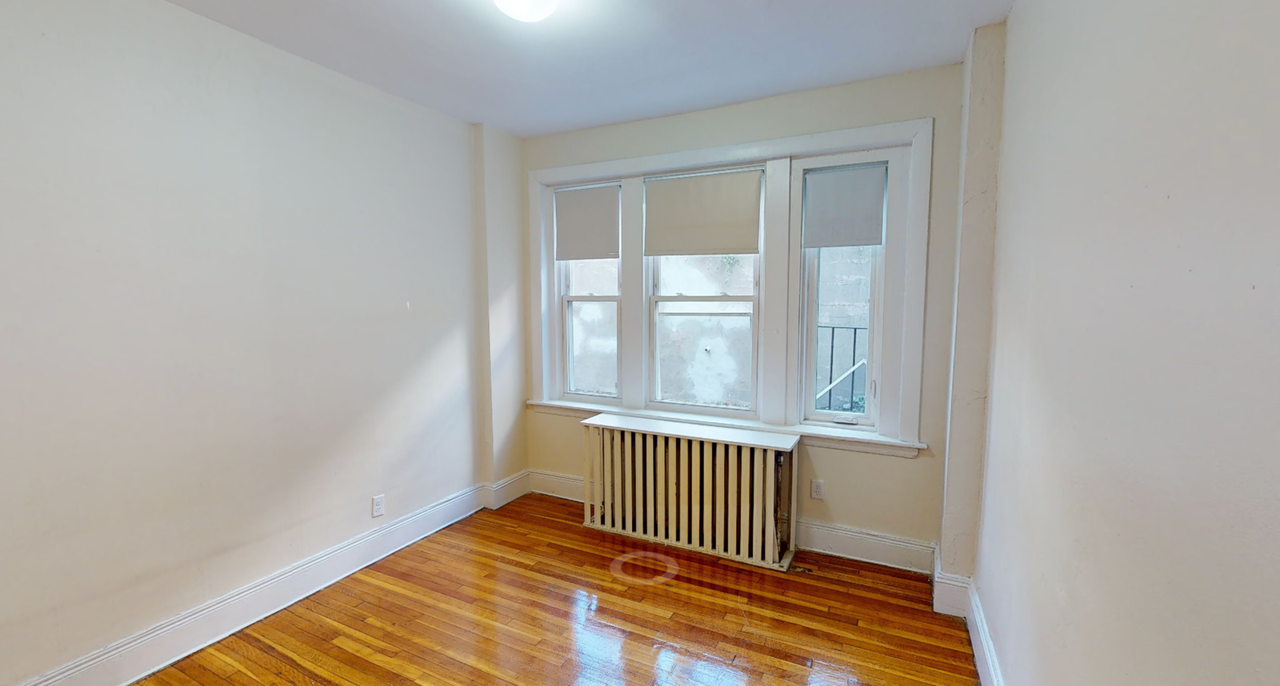 33 Lancaster Ter - Photo 2 of 5